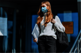 Foto a colori di ragazza con mascherina